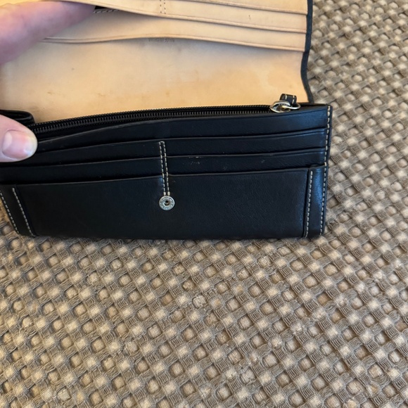 This is a Coach Signature Soho wallet in black leather with a buckle trifold - Picture 5 of 5